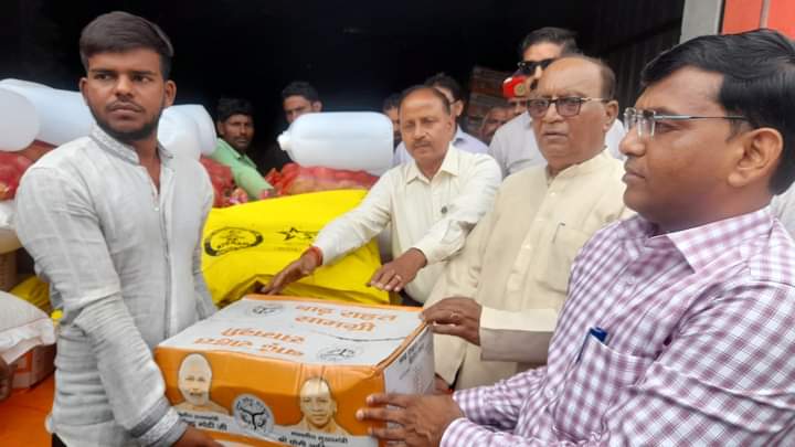 फर्रुखाबाद:अमृतपुर विधायक जिलाधिकारी व अपर जिलाधिकारी ने बाढ़ ग्रस्त जनता को राहत सामग्री बांटी