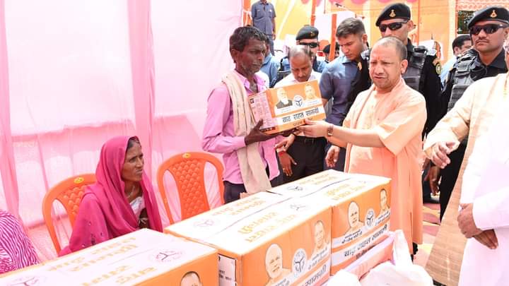 फर्रुखाबाद: मुख्यमंत्री ने जनपद का हवाई सर्वेक्षण कर बाढ़ पीड़ितों को राहत सामग्री बाटी