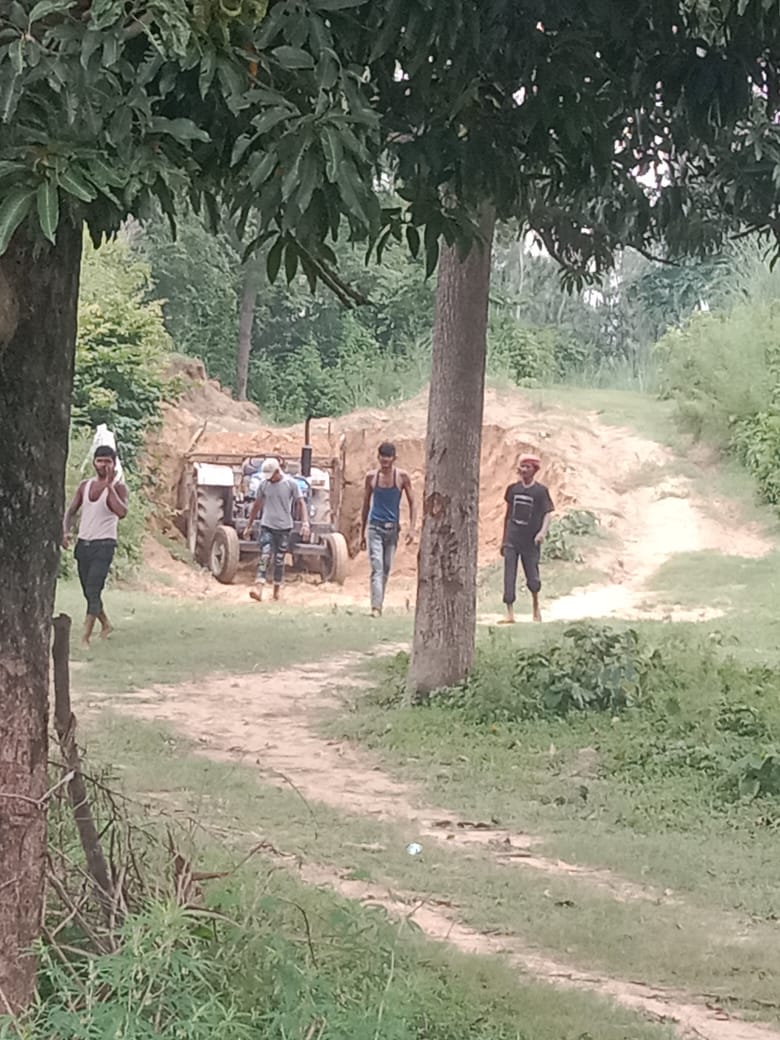 हरदोई :क्षेत्र में धड़ल्ले से चल रहा है अवैध मिट्टी खनन का गोरखधंधा….