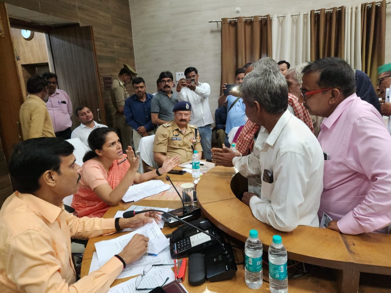 हरदोई:कलेक्ट्रेट सभागार हरदोई में आयुक्त महोदया, लखनऊ मण्डल की अध्यक्षता में आयोजित हुआ मण्डलीय जनता दर्शन