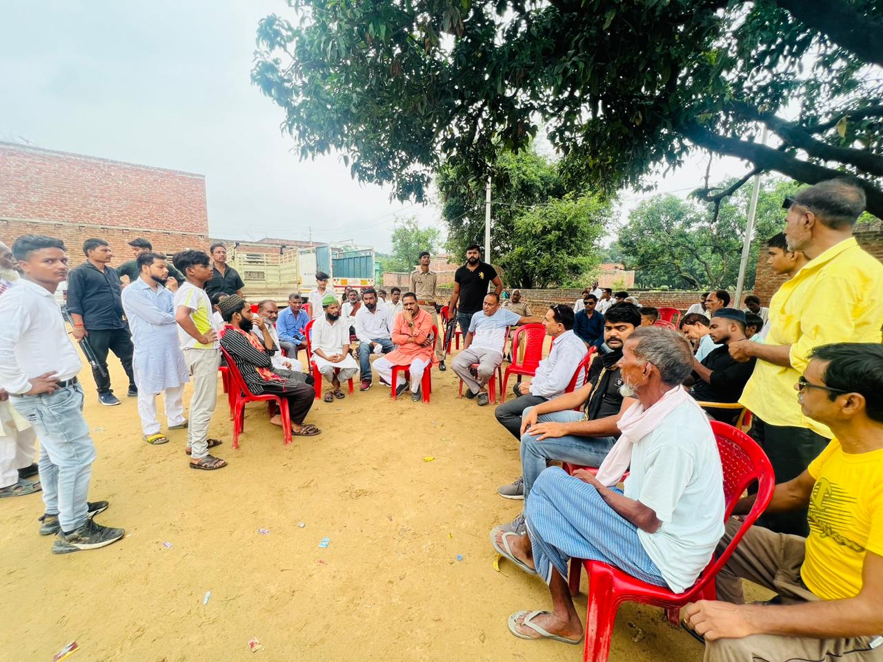 हरदोई :मिशन आत्म संतुष्टि के संचालक राजवर्धन सिंह राजू ने मृतकों के परिवार वालों को बंधाया ढाढश