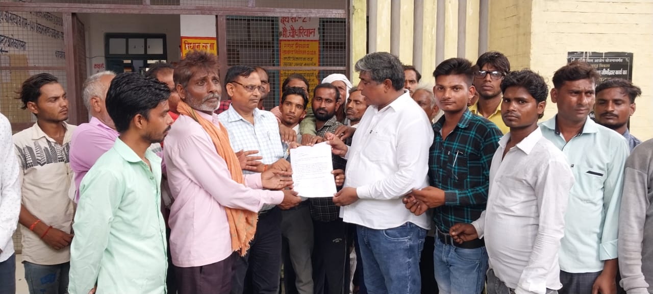 कासगंज :  तहसील सहावर के गांव बस्तर मऊ में 350मीटर आरसीसी और नाली बनाने के लिए तहसीलदार साहब को ज्ञापन सौंपा