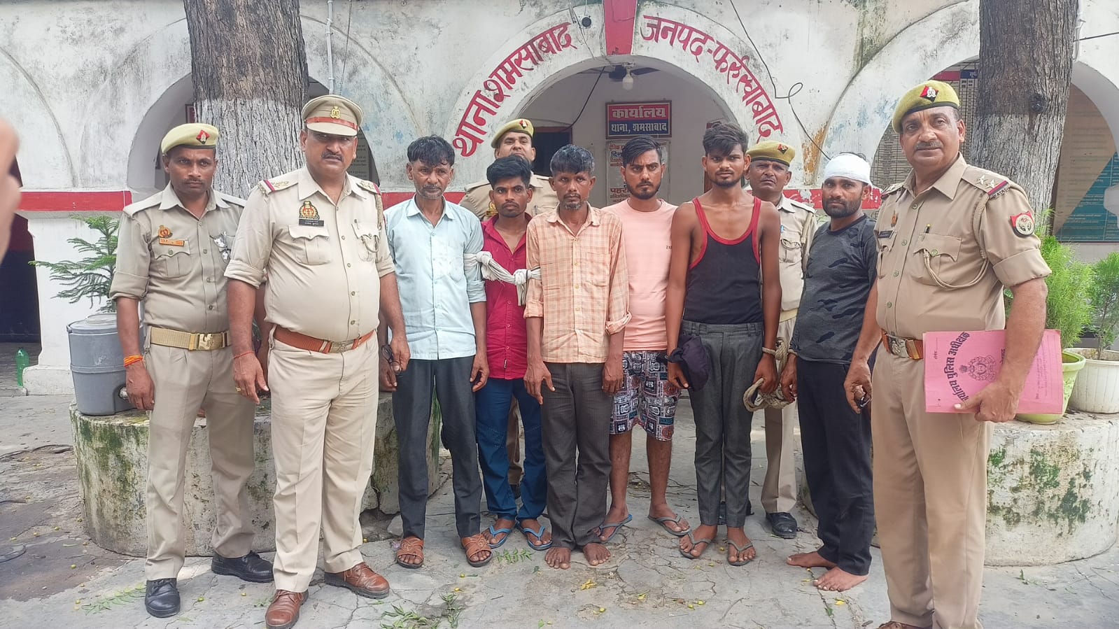 फर्रुखाबाद:-हत्या के प्रयास के अभियोग में वांछित 05 अभियुक्तगणों को घटना में प्रयुक्त अवैध असलाह व कारतूस के साथ किया गया गिरफ्तार।
