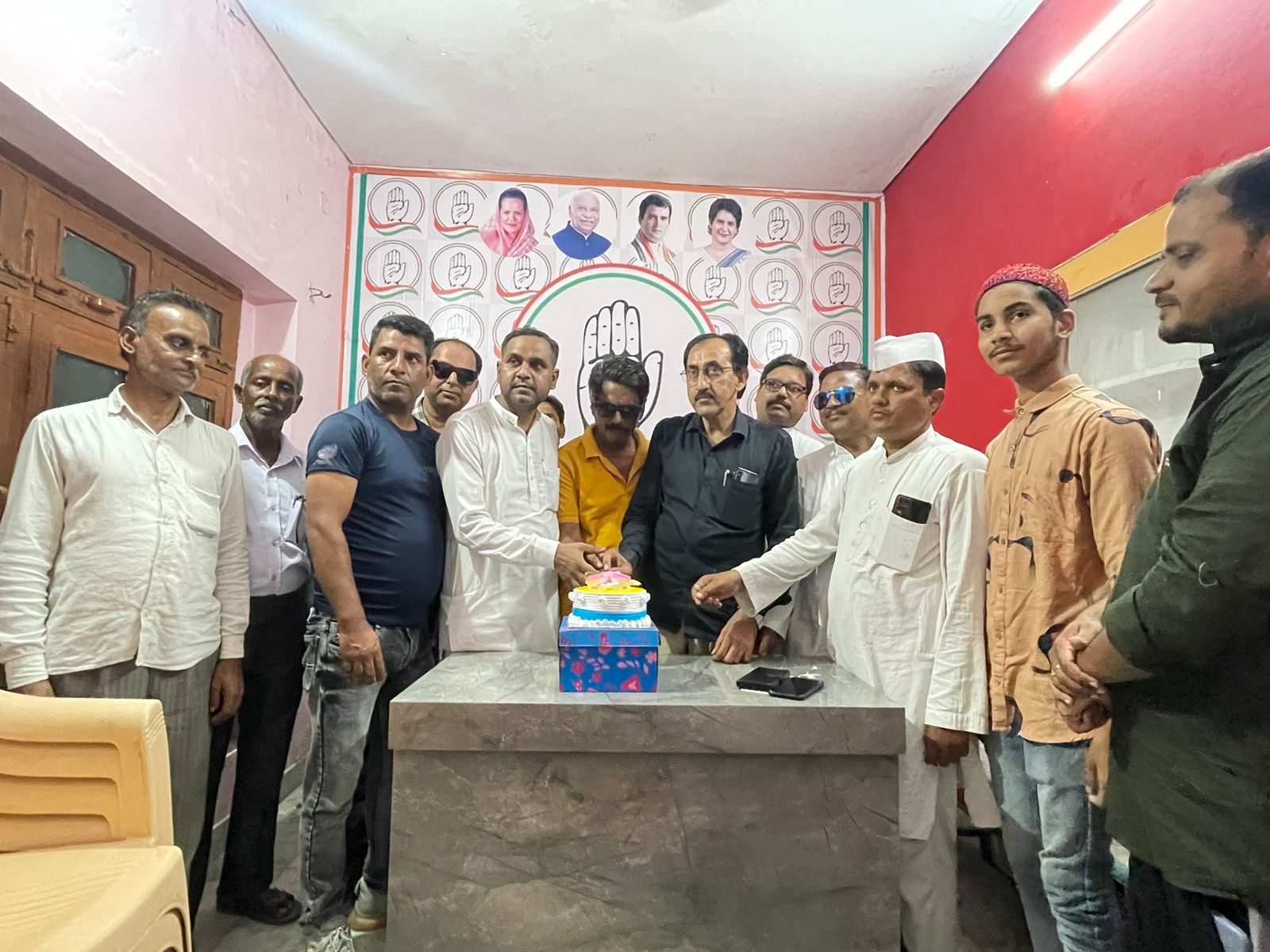 बरेली - प्रदेश सचिव चौधरी असलम मियां ने राज्यसभा सांसद इमरान प्रतापगढ़ी का जन्मदिन बड़ी ही धूमधाम से मनाया।