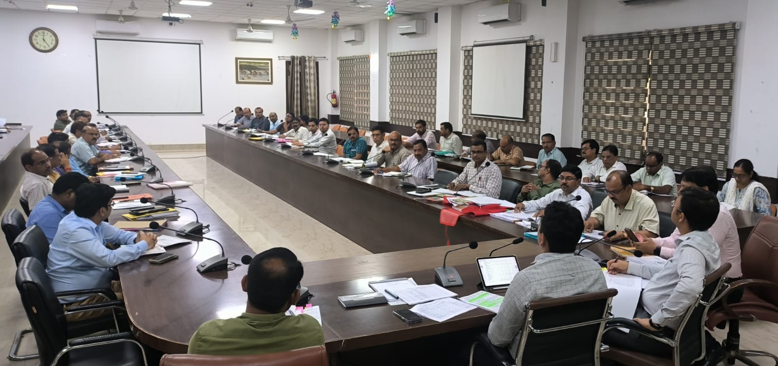 प्रयागराज-जिलाधिकारी की अध्यक्षता में 15 अगस्त को होने वाले वृक्षारोपण कार्यक्रम की तैयारियों के सम्बंध में बैठक सम्पन्न जिलाधिकारी ने सभी सम्बंधित विभागों को 15 अगस्त तक पौधों को अनिवार्य रूप से रोपे जाने के दिए निर्देश,