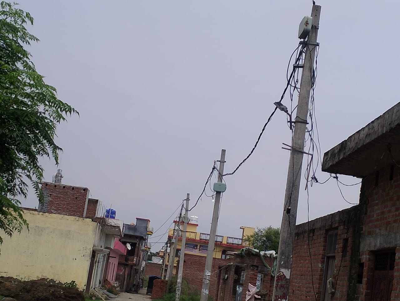 बरेली - बसंत विहार कॉलोनी में कई दिनों से खराब पड़ी लाइट से गली में अंधेरा, नहीं सुन रहे नगर पंचायत कर्मचारी।