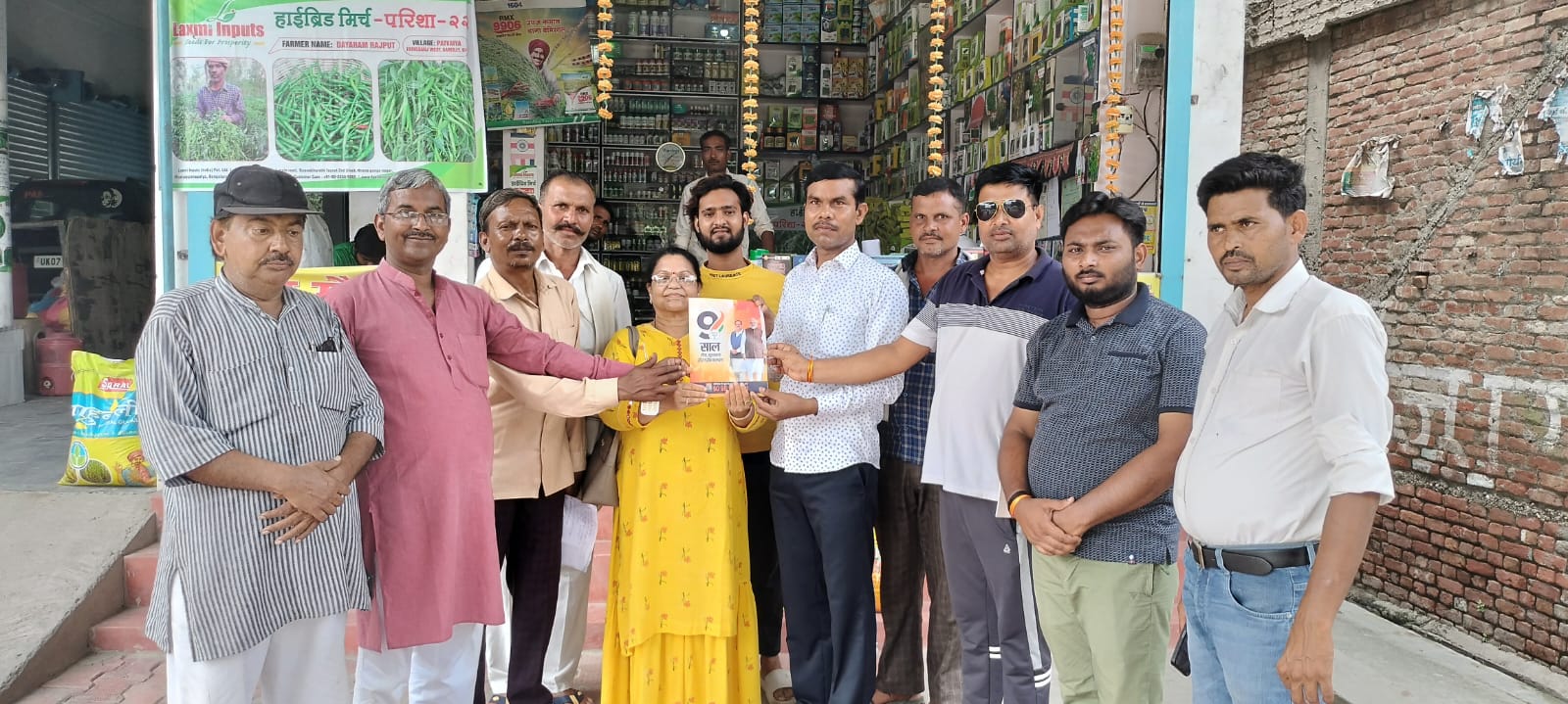 बरेली - भाजपा नेत्री जिला पंचायत सदस्य तेजेश्वरी सिंह ने कस्बे में किया में जनसंपर्क।