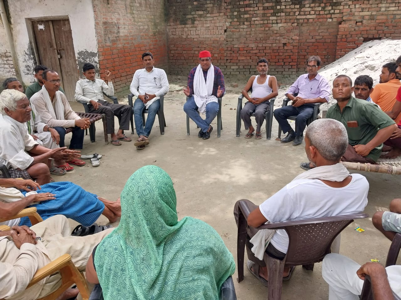 कासगंज जनपद में समाजवादियों ने जन चौपाल लगा कर लोगों की समस्या को सुना