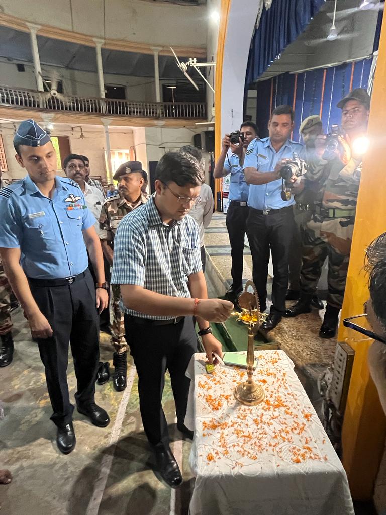 प्रयागराज - मुख्य विकास अधिकारी  ने किया प्रयागराज के वीरों का वंदन