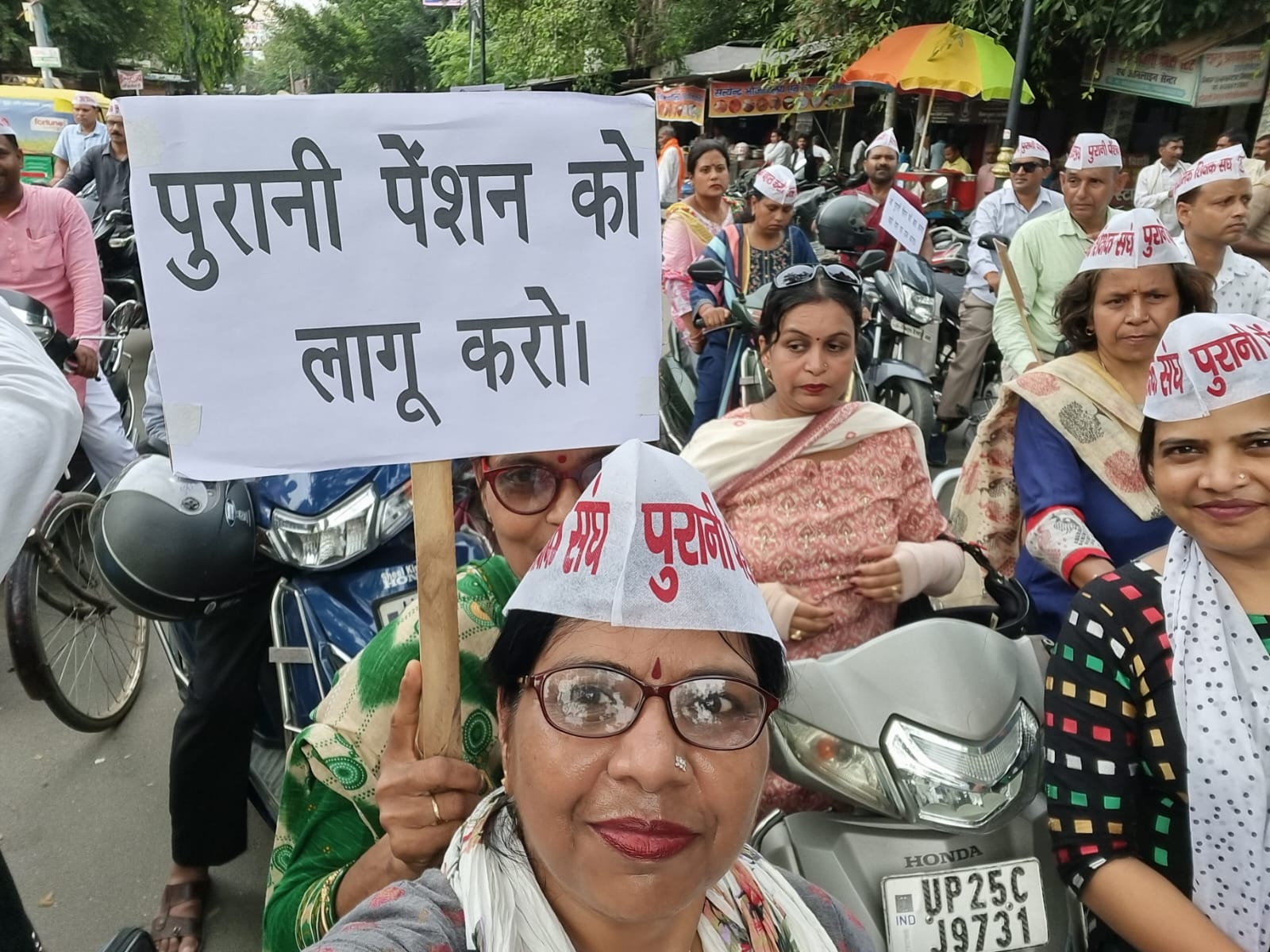 बरेली - विभिन्न मांगों को लेकर माध्यमिक शिक्षक संघ शर्मा गुट ने निकाली मोटरसाइकिल रैली।