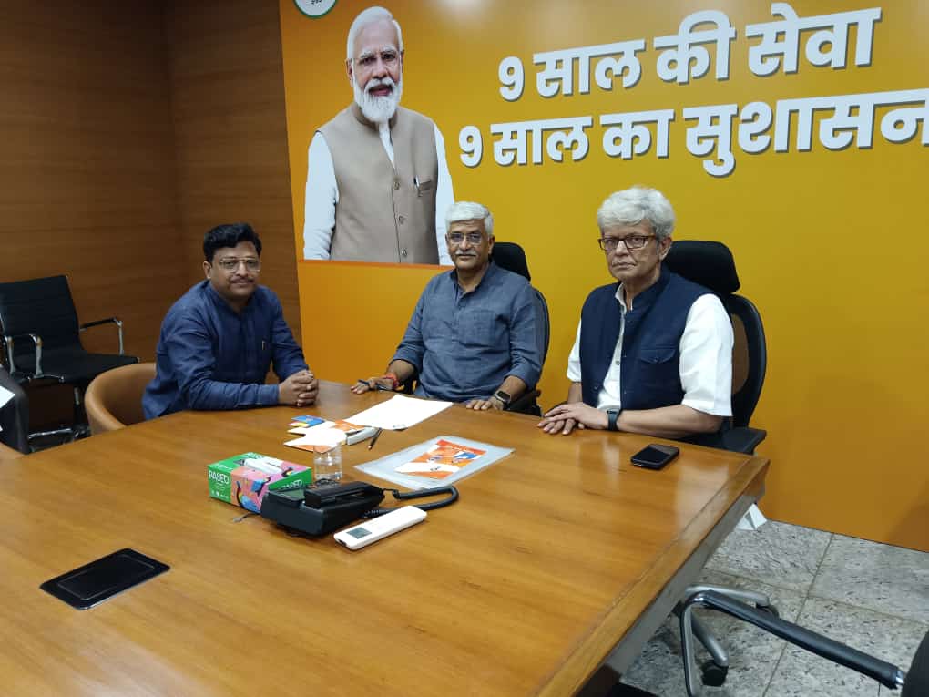 बरेली - दिल्ली में केंद्रीय जल शक्ति मंत्री गजेंद्र सिंह शेखावत से व्यापारी आशीष अग्रवाल ने मुलाकात कर रबर फैक्ट्री प्रकरण में केंद्र सरकार द्वारा हस्तक्षेप करने की मांग की।