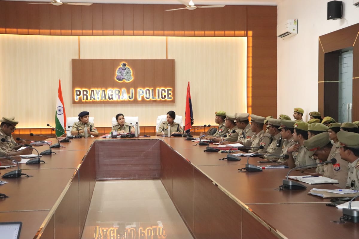 पुलिस उपायुक्त, मुख्यालय सुश्री श्रद्धा नरेन्द्र पाण्डेय द्वारा रिजर्व पुलिस लाइन्स, प्रयागराज में महिला एवं बालिकाओं की सुरक्षा एवं उन्हे जागरुक करने के सम्बन्ध में जनपद के समस्त थानों के महिला सुरक्षा हेतु विशेष दल के प्रभारी/सदस्यों, महिला सहायता प्रकोष्ठ के समस्त स्टाफ, महिला शक्ति/महिला हेल्प डेस्क एवं एण्टी आब्सीन काल सेल के साथ बैठक आहूत की गयी।