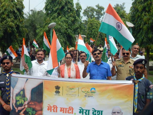 हरदोई :बच्चों में देश प्रेम की भावना जागृत करने हेतु हर घर तिरंगा अवश्य फहरायें:-एम0पी0सिंह