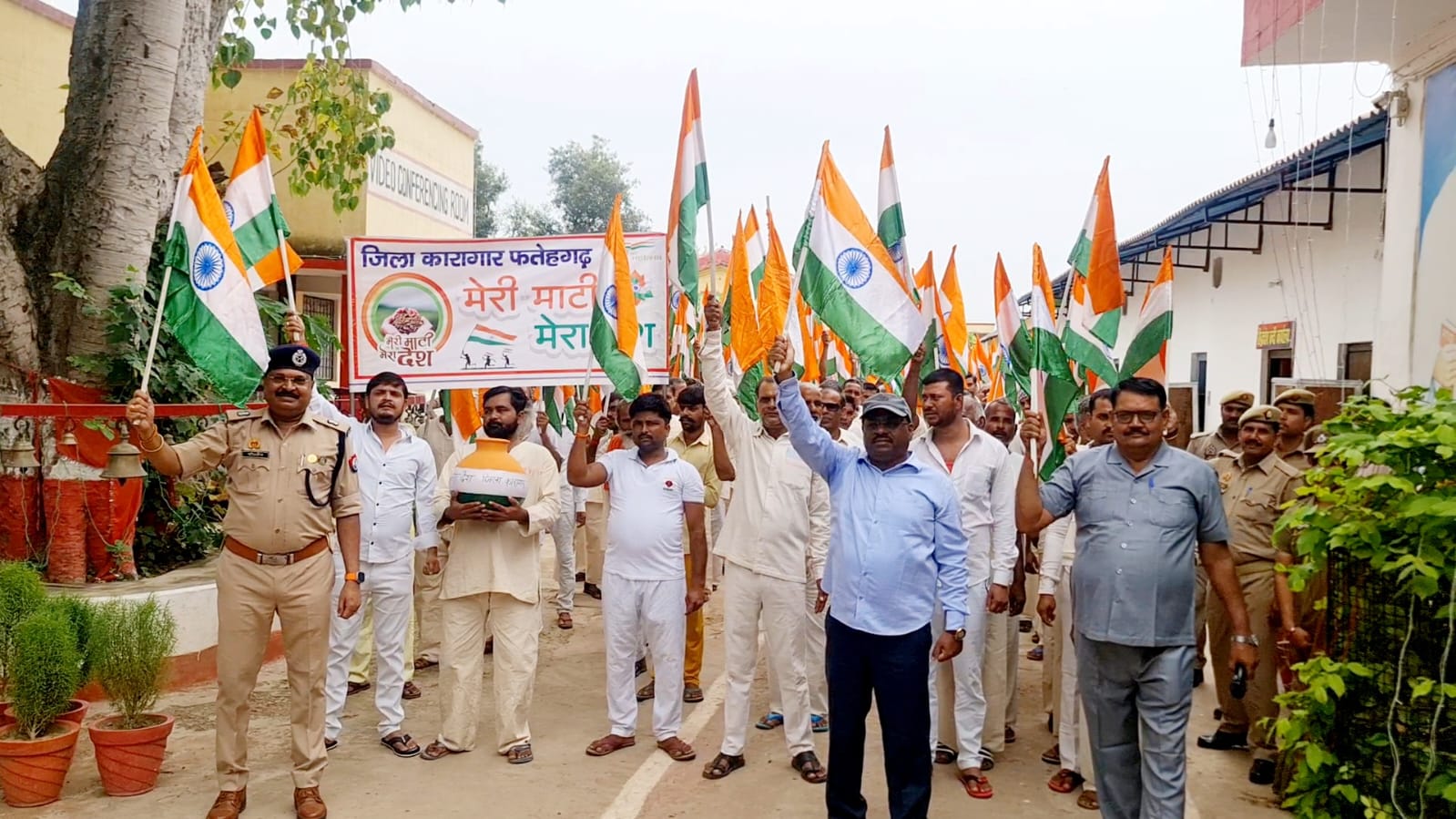 फर्रुखाबाद:-जिला कारागार फतेहगढ़ में "आजादी का अमृत महोत्सव" के अंतर्गत बंदियों ने उत्साह के साथ मनाया "मेरी माटी मेरा देश" कार्यक्रम।