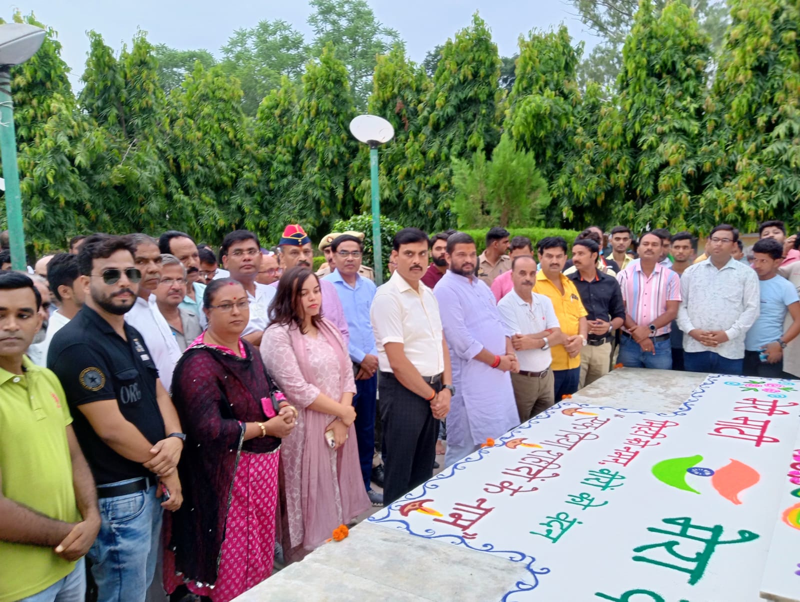 हरदोई :जिलाधिकारी के नेतृत्व में सभी ने दिए जलाकर किया बलिदानियों को याद