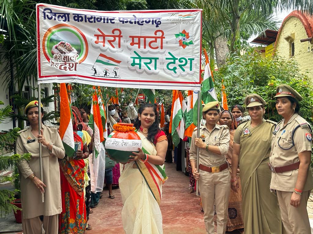 फर्रुखाबाद:जिला कारागार में आजादी का अमृत महोत्सव के अंतर्गत महिला मुलाकातियो एवं महिला अधिकारियों कर्मचारियों द्वारा कलश तिरंगा यात्रा निकाली गई