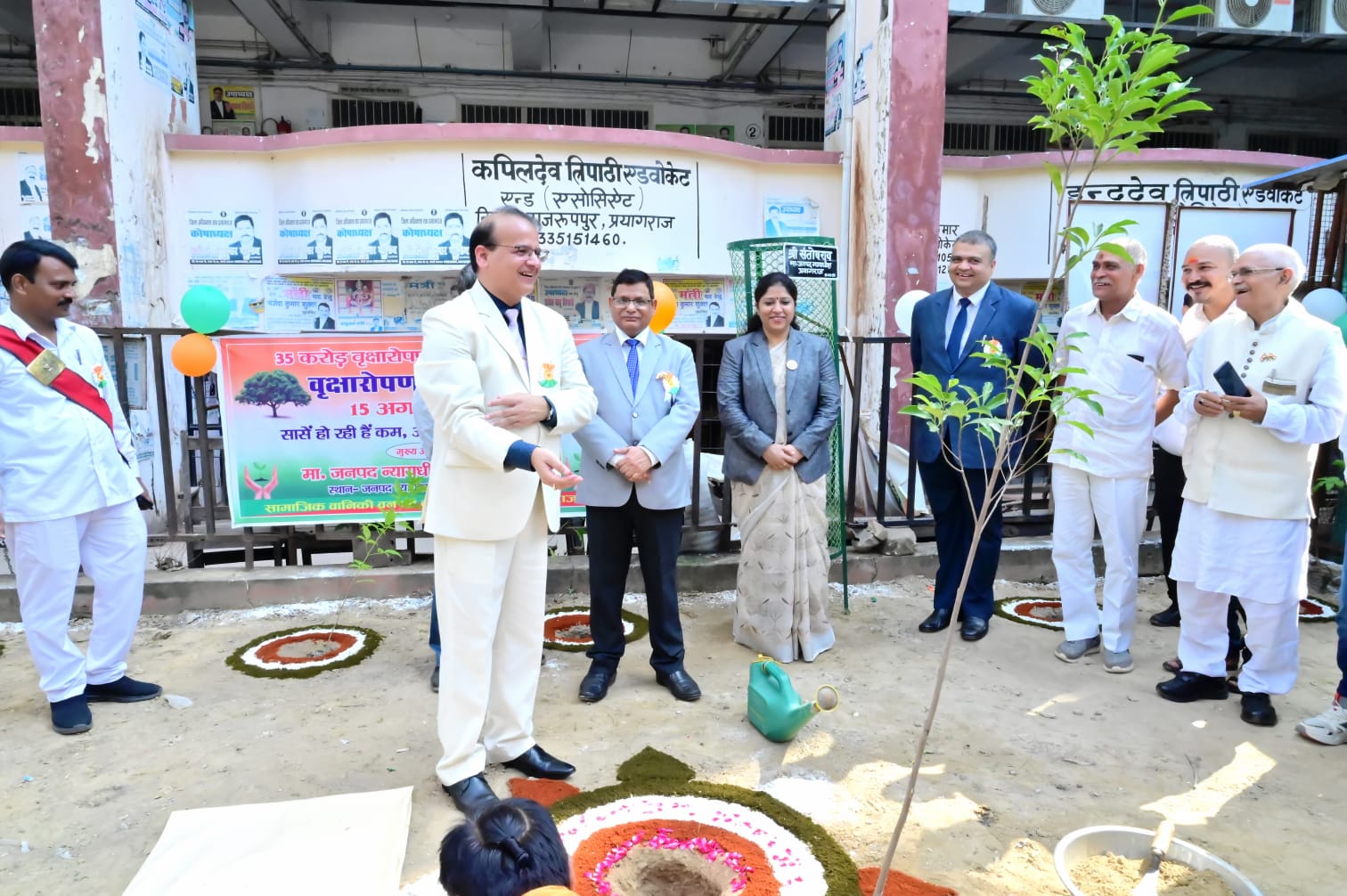 प्रयागराज-माननीय जनपद न्यायाधीश ने जनपद न्यायालय में किया ध्वजारोहण