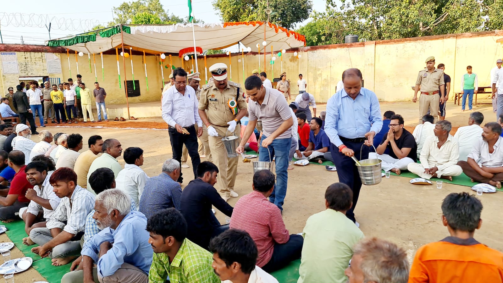 फर्रुखाबाद:जिला कारागार फतेहगढ़ में कर्मचारियों और बंदियों के " सहभोज " में डीएम एसपी ने भोजन परोस कर शुभारंभ किया गया,भोजन परोसते देख बंदियों की आंखें हुई नम