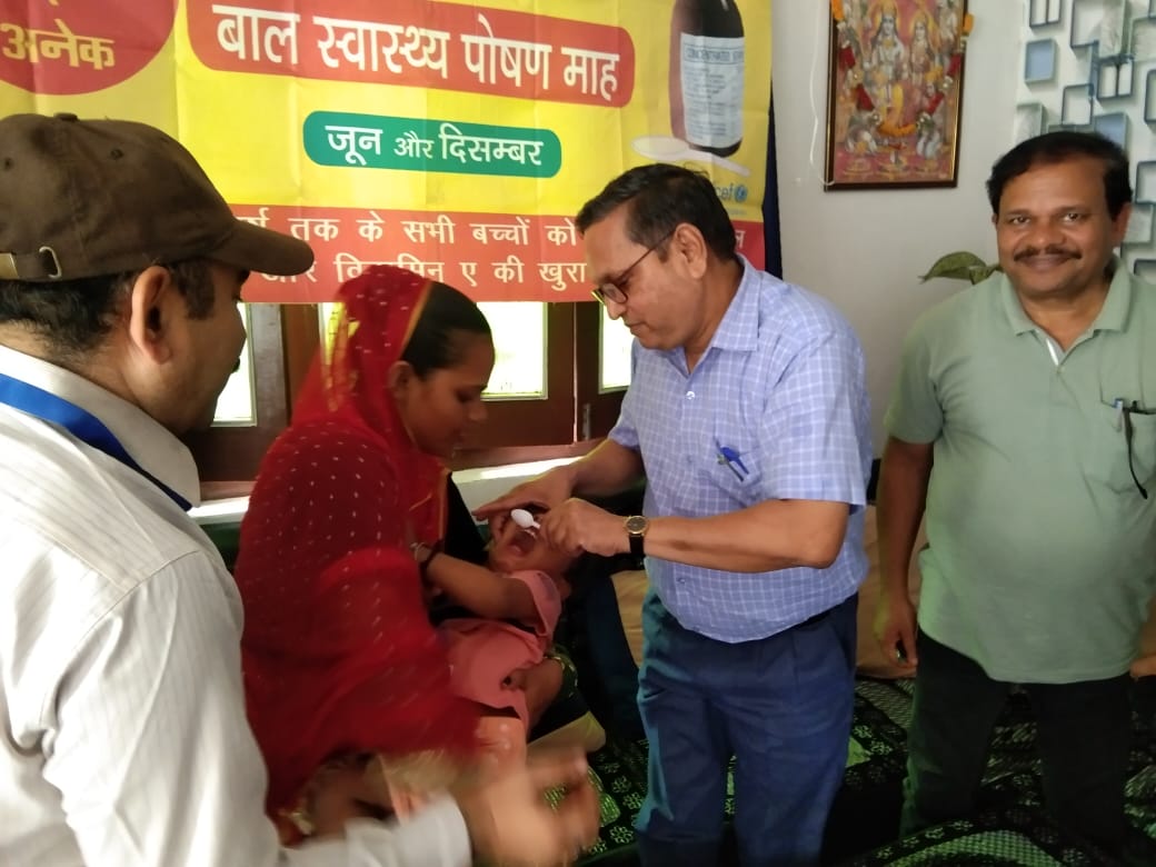 फर्रुखाबाद:बाल स्वास्थ्य पोषण माह शुरू,नौ माह के बच्चे को  विटामिन ए की खुराक पिलाकर सीएमओ ने किया अभियान का शुभारंभ