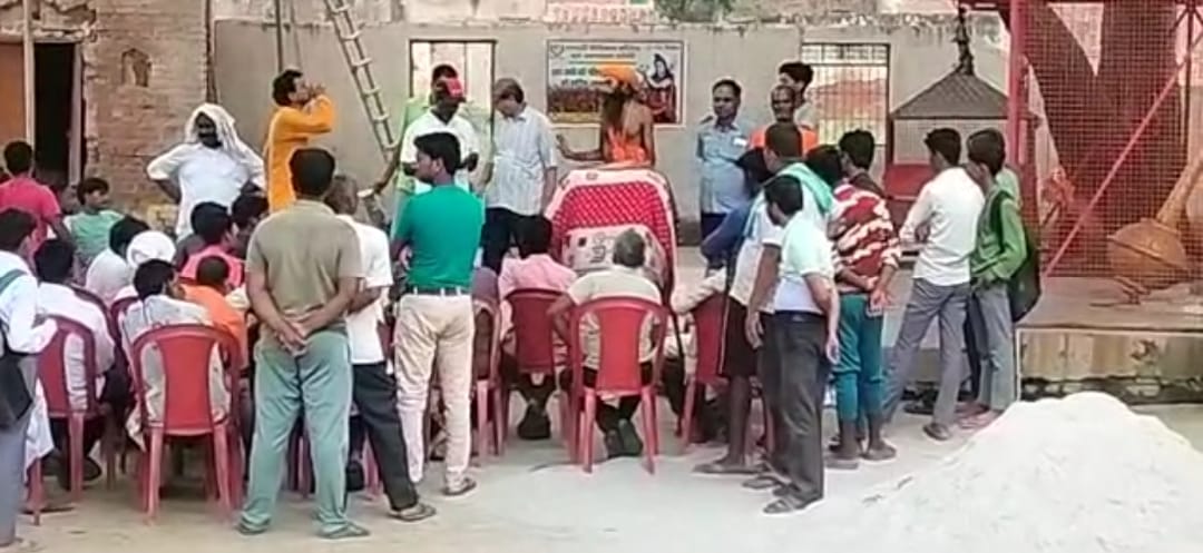 बरेली - राजपुर कलां बिजली की समस्या से परेशान लोगों को आज हठयोगी विजय देव नाथ महाराज ने की मीटिंग।