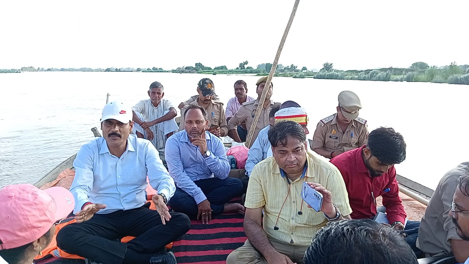 हरदोई :जिलाधिकारी ने किया बाढ़ प्रभावित क्षेत्रों का दौरा,राजस्व विभाग की सभी टीमें अपनी-अपनी बाढ़ चौकियों पर रहें सक्रिय:-मंगला प्रसाद सिंह