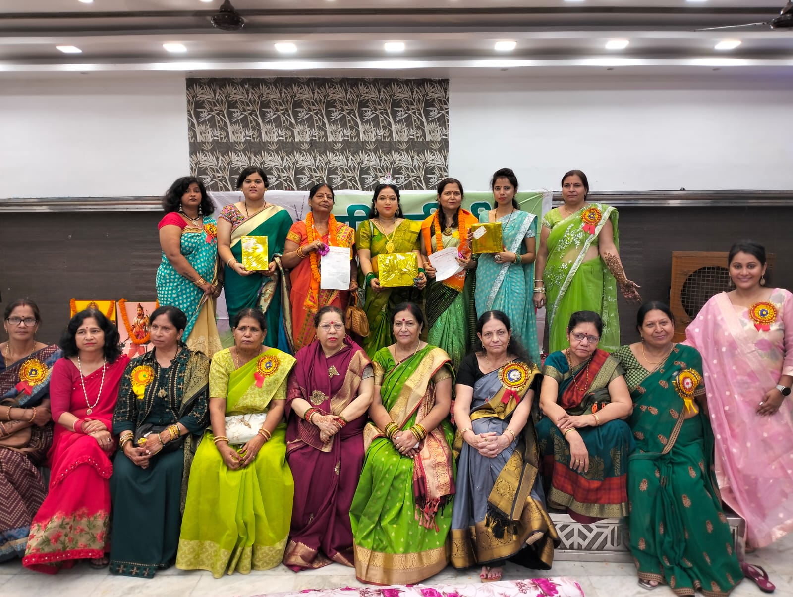 बरेली - बरेली के हैरीटेज बैंकट हाल में हरियाली तीज महोत्सव कार्यक्रम का हुआ भव्य आयोजन।