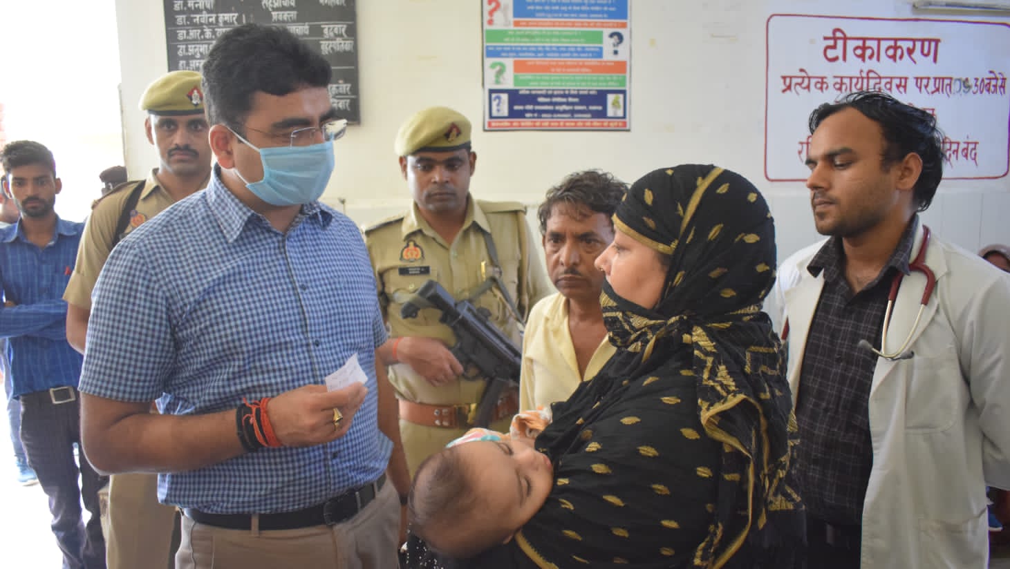 प्रयागराज - जिलाधिकारी ने सरोजनी नायडू बाल चिकित्सालय का किया निरीक्षण