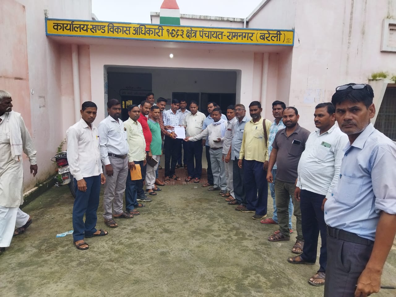 बरेली - ग्राम रोजगार सेवक एकता संघर्ष समिति उत्तर प्रदेश ने अपनी मांगों को लेकर मुख्यमंत्री को संबोधित खण्ड विकास अधिकारी रामनगर को सौंपा ज्ञापन।