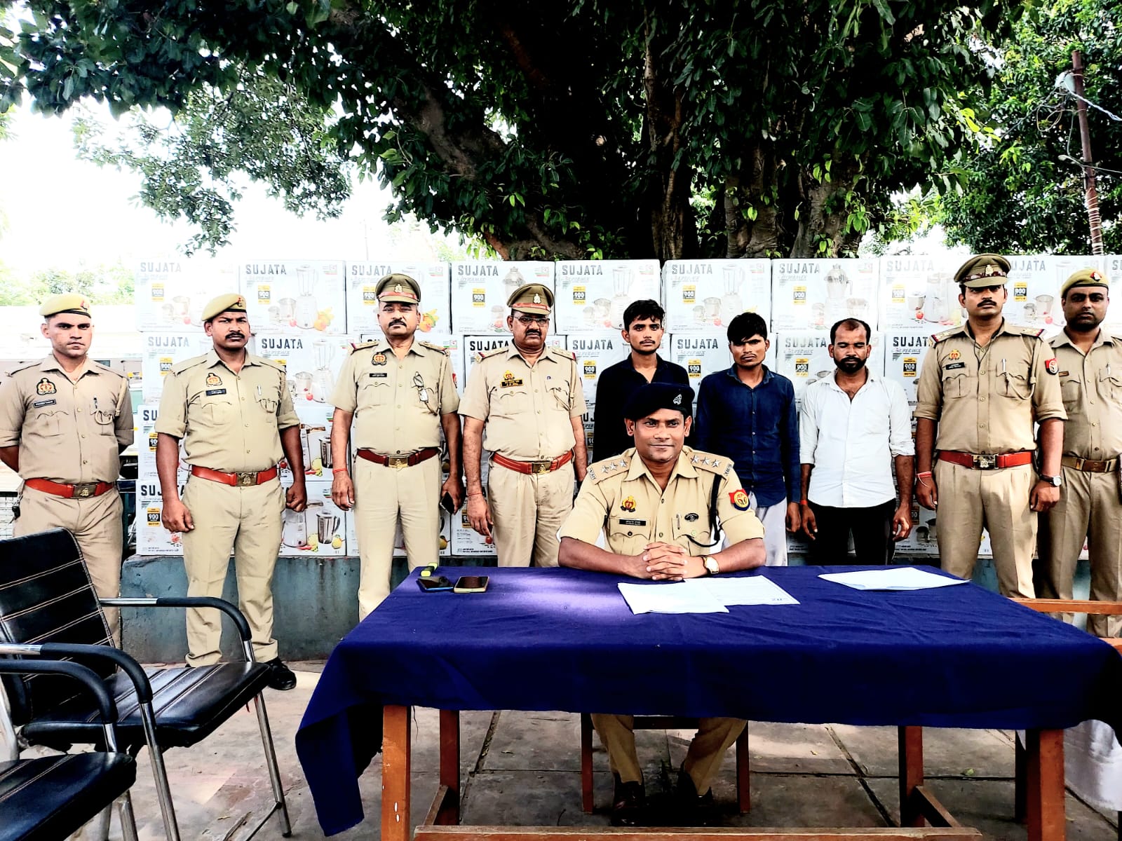 फर्रुखाबाद:-कोतवाली कायमगंज पुलिस द्वारा 03 अभियुक्तगणों को चोरी की 82 मिक्सर ग्राइंडरो सहित किया गिरफ्तार ।