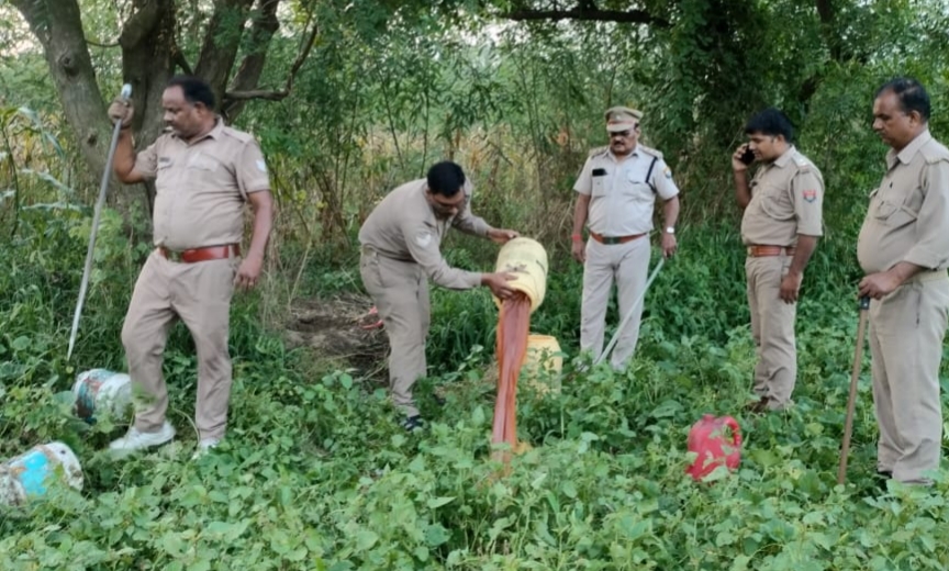 फर्रुखाबाद:- जिला आबकारी अधिकारी सुधीर कुमार के नेतृत्व मे  आबकारी निरीक्षको ने अवैध शराब के ठिकानो पर चलाया छापेमारी अभियान ।