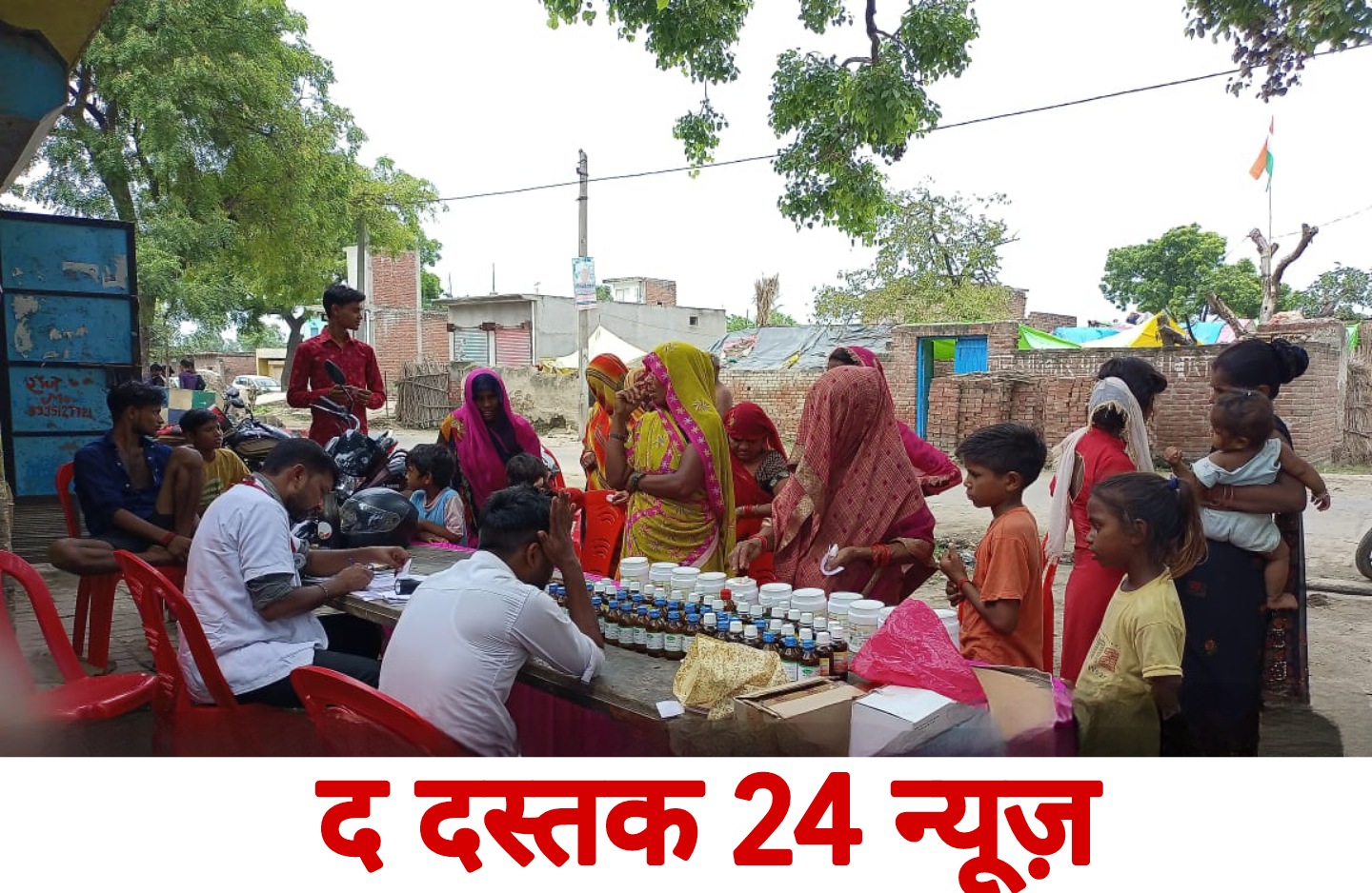 फर्रुखाबाद:चाचूपुर में होम्योपैथिक स्वास्थ्य शिविर लगाकर लोगों का किया इलाज
