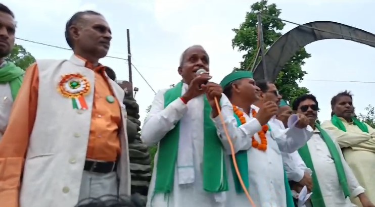 फर्रुखाबाद : किसान यूनियन ने जिलाधिकारी कार्यालय का किया घेराव की नारेबाजी