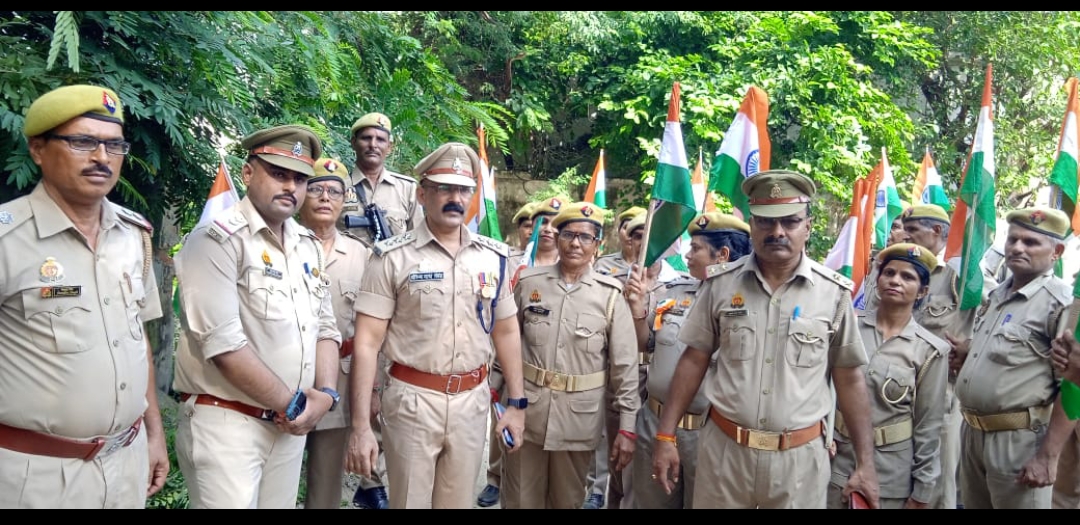 फर्रुखाबाद: स्वतंत्रता दिवस के 77 वीं वर्षगांठ पर जिला कमांडेंट होमगार्ड द्वारा वृक्षारोपण किया