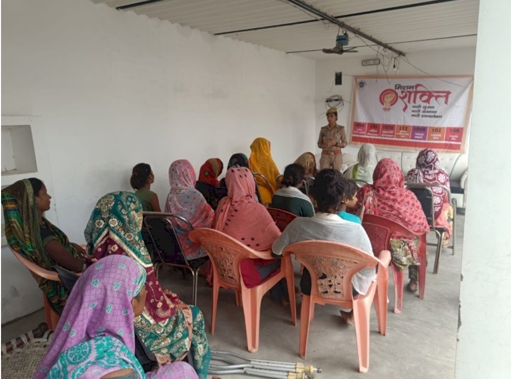सीतापुर:पुलिस अधीक्षक के निर्देशन में “मिशन शक्ति” अभियान के अंतर्गत जनपद के समस्त थानाक्षेत्रों में महिलाओं/बालिकाओं को जागरुक करने व महिला संबंधित समस्याओं के निस्तारण करने के संबंध में ग्राम चौपाल का किया गया आयोजन