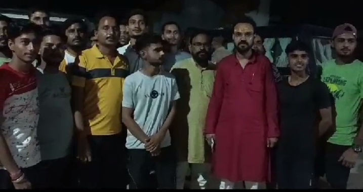 बरेली - सिरौली थाना क्षेत्र में आपत्तिजनक पोस्ट डालने पर भड़का हिंदू संगठन, थाने में पहुंची भारी भीड़ कराया मुकदमा दर्ज।