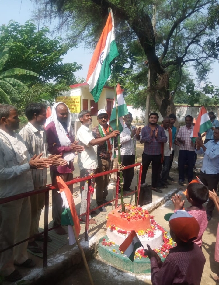 हरदोई : प्राथमिक विद्यालय सदरियापुर में बड़ी धूमधाम से मनाया गया स्वतंत्रता दिवस नन्हे-मुन्ने बच्चों ने रंगारंग कार्यक्रम से अभिभावक व विद्यालय के स्टाफ का मन मोह लिया।
