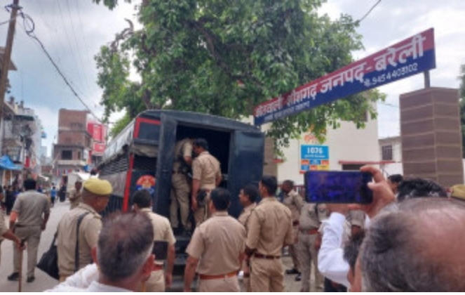 बरेली - कस्बा शीशगढ़ में धार्मिक भावनाएं भड़काने का आरोपी गिरफ्तार, भगवान श्रीराम पर की थी विवादित टिप्पणी पुलिस ने आरोपी सहित 32 को भेजा जेल।