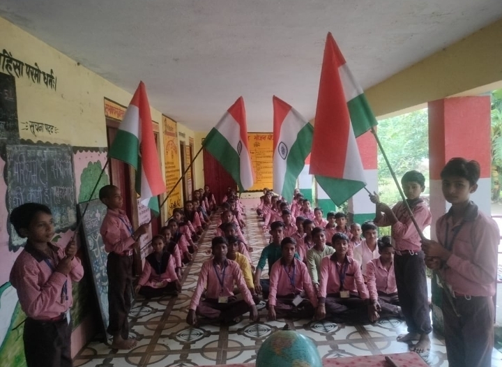 हरदोई : प्राथमिक विद्यालय सदरियापुर में चंद्रयान -3 मिशन प्रक्रिया का सीधा प्रसारण बच्चों को दिखाया गया