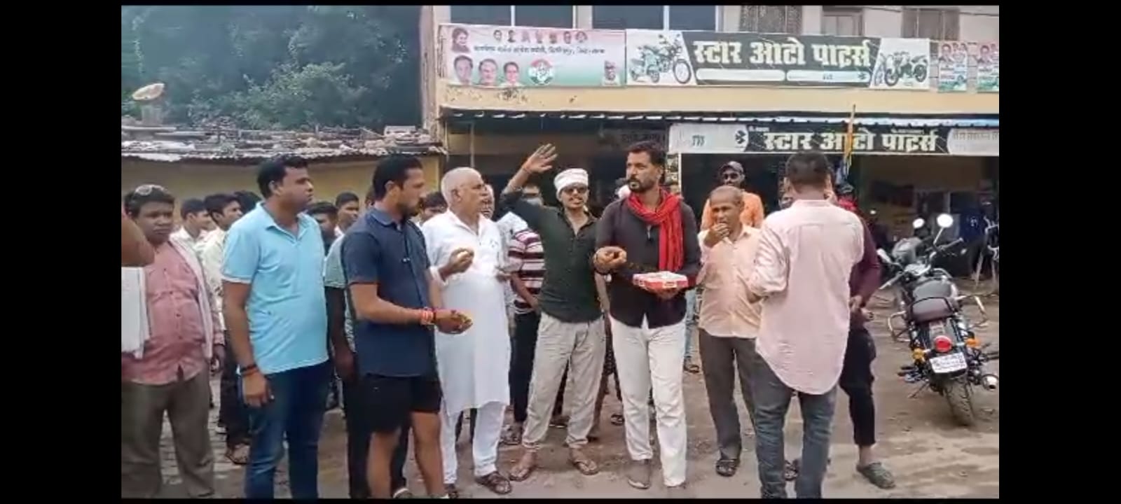सतना जिले के बिरसिंहपुर ब्लॉक में कांग्रेस कमेटी द्वारा मनाया गया जश्न ।