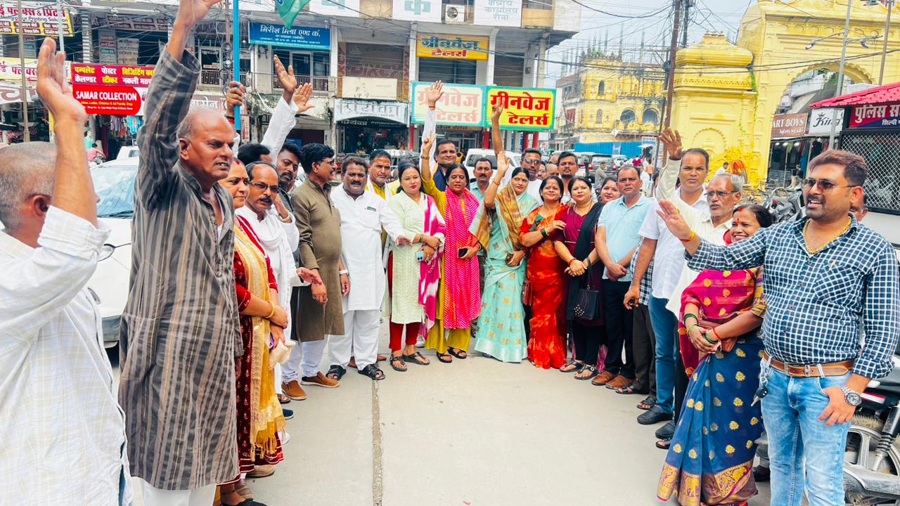 रीवा जिले में कांग्रेस पार्टी के द्वारा मनाया गया जश्न ।