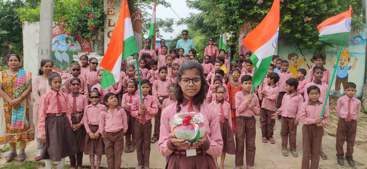 मैनपुरी: "मेरी माटी मेरा देश" बच्चों ने अमृत कलश यात्रा निकाल पूरे गांव से एकत्र की मिट्टीमैनपुरी: