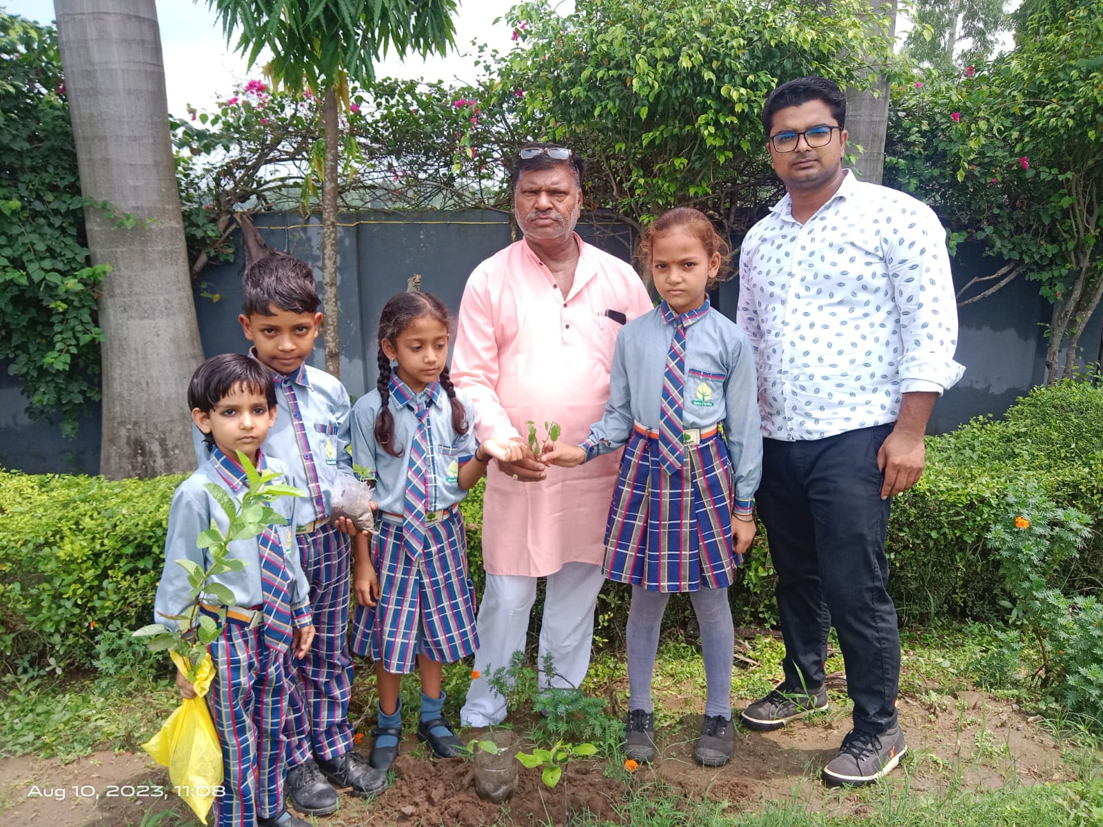 पीलीभीत : विद्या निकेतन पब्लिक स्कूल निकट गोमती उद्गम स्थल माधोटांडा में छात्र-छात्राओं व शिक्षक गणों के द्वारा वृक्षारोपण कार्यक्रम चलाया गया।