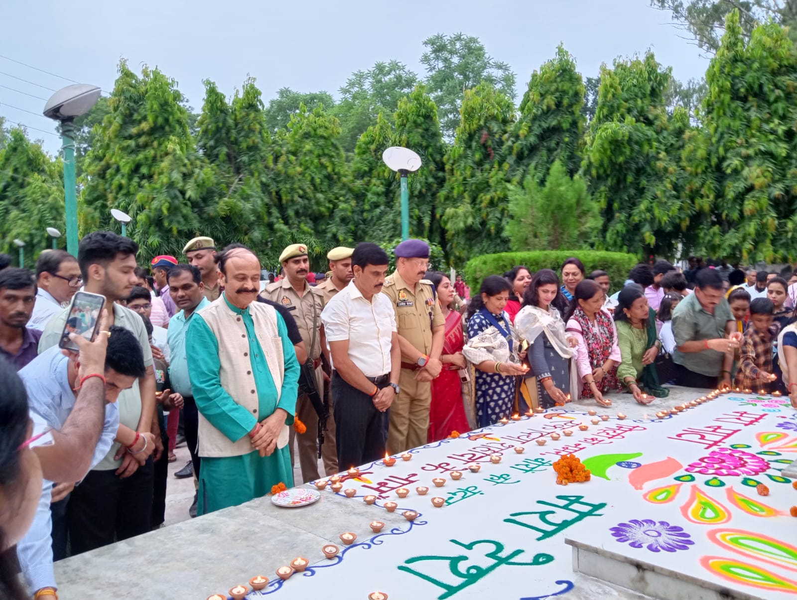 हरदोई:जिलाधिकारी के नेतृत्व में सभी ने दिए जलाकर किया बलिदानियों को याद