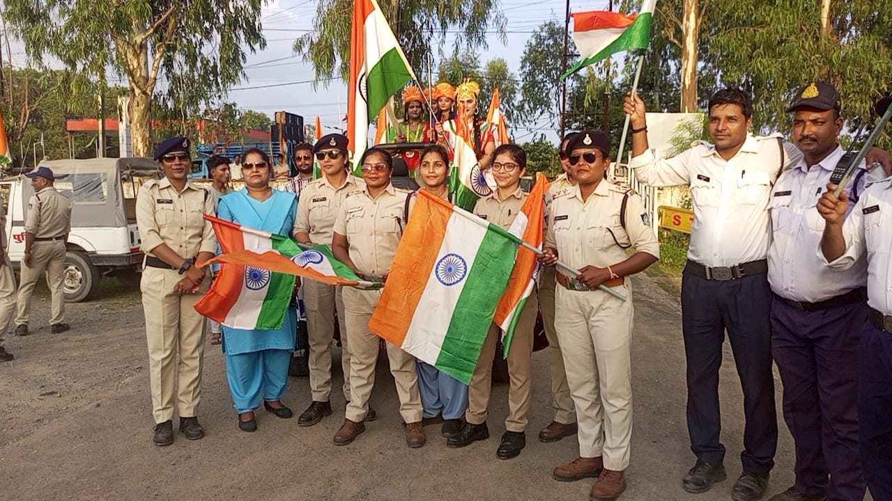 सतना जिले में पुलिस द्वारा तिरंगा रैली झंडा यात्रा निकाली गई