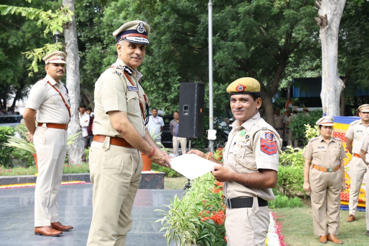 दिल्ली:योगेंद्र कुमार (हेड वार्डर तिहाड़ जेल) के लिए राष्ट्रपति द्वारा दिये जाने वाला अति विशिष्ट सुधारात्मक सेवा पदक से सम्मानित करने की घोषणा की गई