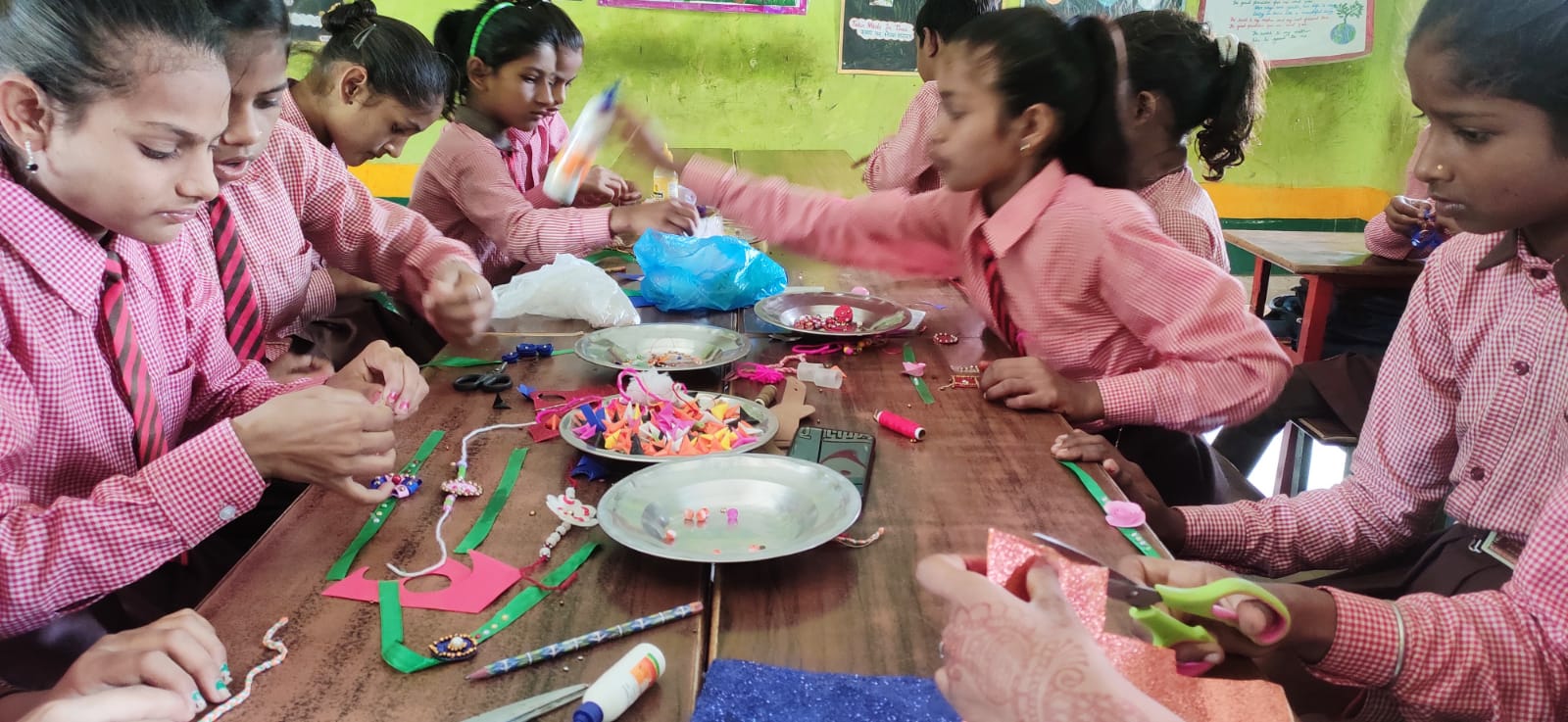 मैनपुरी:नन्हे मुन्ने हाथों से बनी राखियां सजेगी सैनिकों की कलाई पर