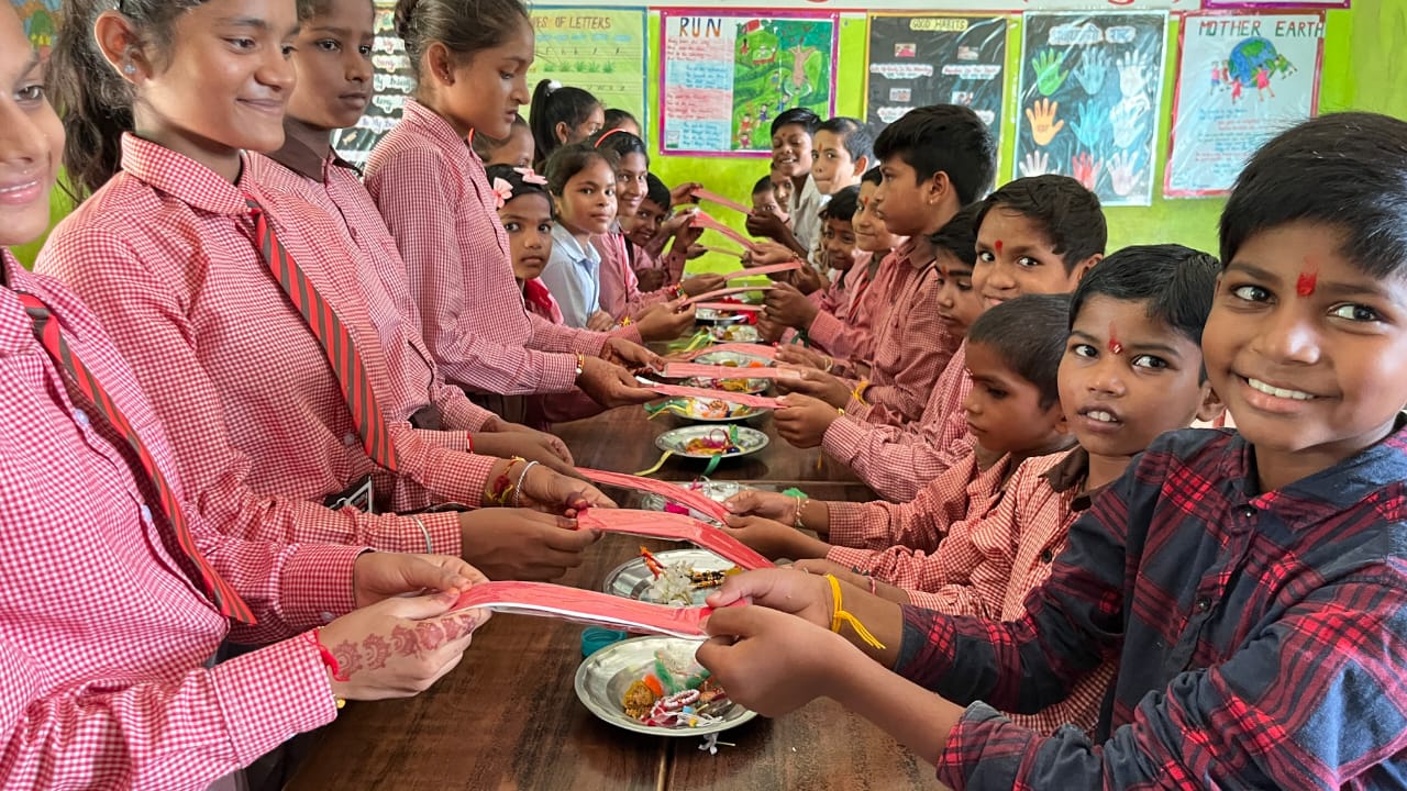 मैनपुरी: प्राथमिक विद्यालय रजवाना पर ,राखी बंधवा कर लिया शिक्षा सुरक्षा का वचन