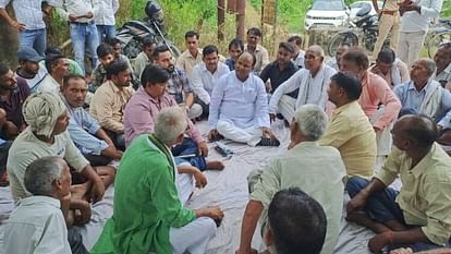 बिजली कटौती, मैनपुरी में किसानों के साथ सपा विधायक धरने पर बैठे, बोले- सिंचाई न हो पाने से फसलें हो रहीं खराब