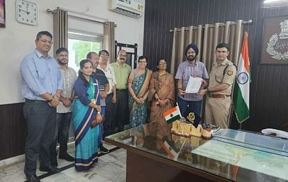पीलीभीत में आजमगढ़ की घटना के विरोध में बंद रहे निजी स्कूल