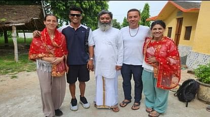 मैनपुरी,अध्यात्म की खोज में स्पेनिश पर्यटक: मथुरा की गलियों में घूमे, फिर मैनपुरी के सोहम आश्रम में गुरु से चर्चा की